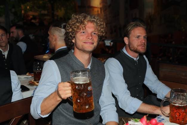 Football, Men, 3 Liga, Season 2025 2026, TSV 1860 Munich, official Oktoberfest visit, Hacker Festzelt Jesper Verlaat TSV 1860 Munich with a Mass beer in his right hand, traditional costume