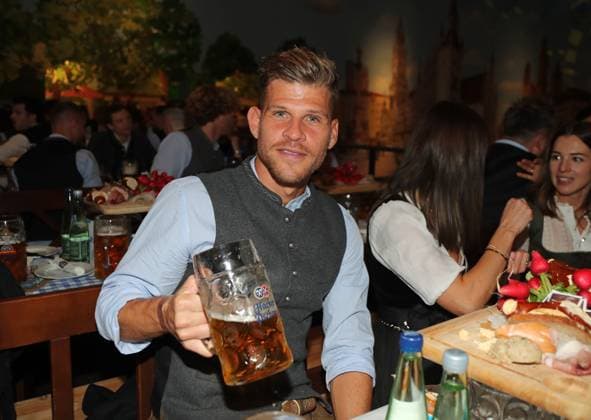 Football, Men, 3 Liga, Season 2025 2026, TSV 1860 Munich, official Oktoberfest visit, Hacker Festzelt Florian Niederlechner TSV 1860 Munich with a pint of beer in his hand