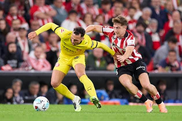 September 23, 2025, Bilbao, Vizcaya, SPAIN: Arnau Martinez of Girona FC competes for the ball with Mikel Jaureguizar of Athletic Club during the LaLiga EA Sports match between Athletic Club and Girona FC at San Mames on September 23, 2025, in Bilbao, Spain. Bilbao SPAIN - ZUMAa181 20250923_zaa_a181_176 Copyright: xRicardoxLarreinax