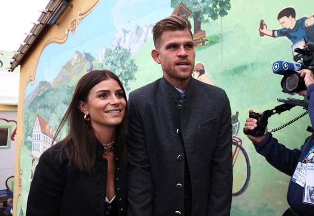 Football, Men, 3 Liga, Season 2025 2026, TSV 1860 Munich, official Oktoberfest visit, Hacker Festzelt Florian Niederlechner TSV 1860 Munich with companion in traditional costume on the stairs to the gallery