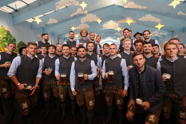 Football, Men, 3 Liga, Season 2025 2026, TSV 1860 Munich, official Oktoberfest visit, Hacker Festzelt The TSV 1860 Munich team together in traditional costume and beer in hand, team photo