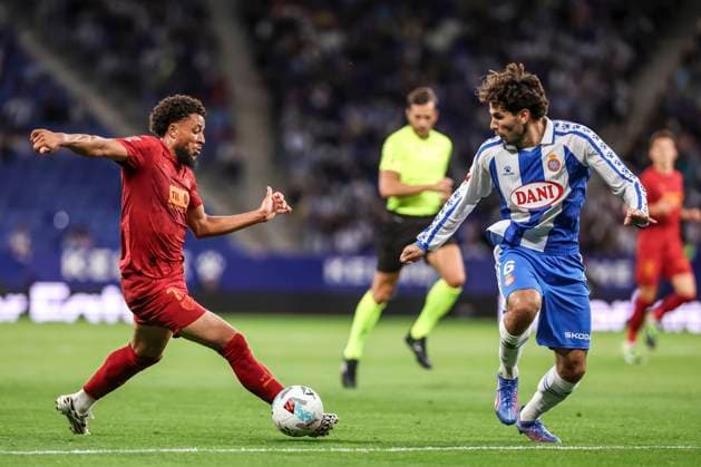 September 23, 2025, Cornella, Barcelona, SPAIN: Arnaut Danjuma of Valencia CF and Leandro Cabrera of RCD Espanyol compete for the ball during the Spanish league, La Liga EA Sports, football match played between RCD Espanyol and Valencia CF at RCDE Stadium on September 23, 2025 in Cornella, Barcelona, Spain. Cornella SPAIN - ZUMAa181 20250923_zaa_a181_185 Copyright: xJavierxBorregox