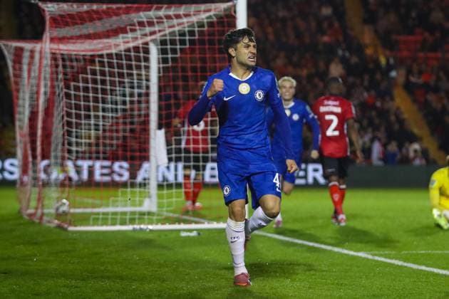 Lincoln City FC v Chelsea FC, Carabao Cup Facundo Buonanotte Of Chelsea scores a GOAL 1-2 and celebrates during the Lincoln City FC v Chelsea FC Carabao Cup Round 3 match at the LNER Stadium, Lincoln, England, United Kingdom on 23 September 2025 Credit: Lee Keuneke Every Second Media Editorial use only. All images are copyright Every Second Media Limited. No images may be reproduced without prior permission. All rights reserved. Premier League and Football League images are subject to licensing agreements with Football DataCo Limited. see https: www.football-dataco.com Copyright: xIMAGO EveryxSecondxMediax ESM-1594-0046 LeexKeunekex xEveryxSecondxMediax