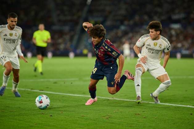 La Liga EA Regular Season Round 6 Carlos Alvarez of Levante UD (L) and Francisco Jose Garcia Torres of Real Madrid (R) seen in action during the the La Liga EA Sports match between Levante UD and Real Madrid at Ciutat de Valencia stadium, (Valencia ) on September 23, 2025. Valencia Ciutat de Valencia stadium Valencia Spain Copyright: xVIENTExVIDALx
