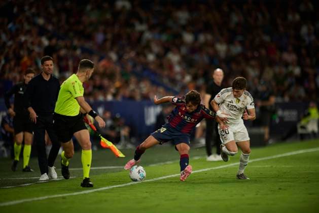 La Liga EA Regular Season Round 6 Carlos Alvarez of Levante UD (L) and Francisco Jose Garcia Torres of Real Madrid (R) seen in action during the the La Liga EA Sports match between Levante UD and Real Madrid at Ciutat de Valencia stadium, (Valencia ) on September 23, 2025. Valencia Ciutat de Valencia stadium Valencia Spain Copyright: xVicentexVidalx