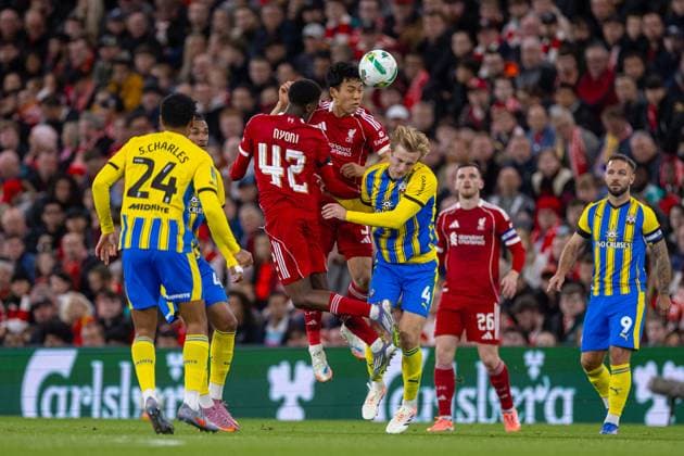 Football - Football League Cup - 3rd Round - Liverpool FC v Southampton FC LIVERPOOL, ENGLAND - Tuesday, September 23, 2025: Liverpool s Wataru EndÅ and team-mate Trey Nyoni (L) challenges for a header with Southampton™s Flynn Downes (R) during the Football League Cup 3rd Round match between Liverpool FC and Southampton FC at Anfield. (Photo by David Rawcliffe Propaganda) LIVERPOOL Anfield MERSEYSIDE ENGLAND  Copyright: xDavidxRawcliffex P2025-09-23-Liverpool_Southampton-48