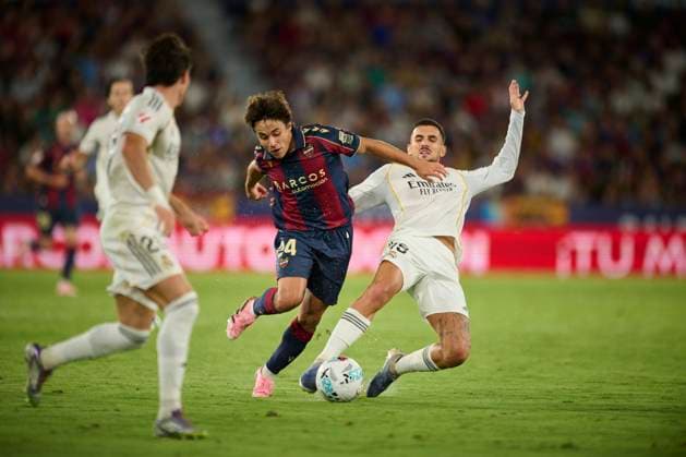 La Liga EA Regular Season Round 6 Carlos Alvarez of Levante UD (L) and Daniel Ceballos Fernandez of Real Madrid (R) seen in action during the the La Liga EA Sports match between Levante UD and Real Madrid at Ciutat de Valencia stadium, (Valencia ) on September 23, 2025. Valencia Ciutat de Valencia stadium Valencia Spain Copyright: xVicentexVidalx