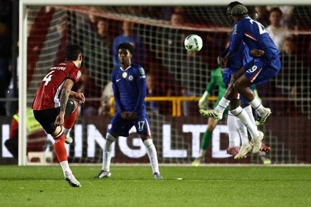 Lincoln City v Chelsea EFL Cup 23 09 2025. Lincoln City defender Lewis Montsma (4) fires a free kick over the bar during the EFL Cup match between Lincoln City and Chelsea at Sincil Bank, Lincoln, United Kingdom on 23 September 2025. Lincoln Sincil Bank Lincs United Kingdom Editorial use only DataCo restrictions apply See www.football-dataco.com , Copyright: xJohnxMallettx PSI-22888-0054