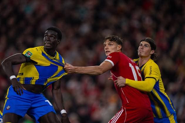 Football - Football League Cup - 3rd Round - Liverpool FC v Southampton FC LIVERPOOL, ENGLAND - Tuesday, September 23, 2025: Liverpool s Giovanni Leoni pulls on Southampton Joshua Quarshie s shirt whilst challenged by Southampton™s Ronnie Edwards during the Football League Cup 3rd Round match between Liverpool FC and Southampton FC at Anfield. (Photo by David Rawcliffe Propaganda) LIVERPOOL Anfield MERSEYSIDE ENGLAND  Copyright: xDavidxRawcliffex P2025-09-23-Liverpool_Southampton-51