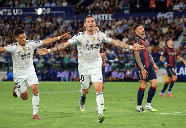 Spain - LaLiga EA Sports - Levante UD vs Real Madrid CF - 23 09 2025 SPAIN, VALENCIA, SEPTEMBRE 23. Franco Mastantuono of Real Madrid celebrates after scoring his side™s opening goal during the LaLiga EA Sports match between Levante UD and Real Madrid CF at Estadio Ciutat de Valencia on septembre 23, 2025 in Valencia, Spain. Photo by Manuel Blondeau AOP.Press Valencia Estadio Ciutat de Valencia Spain Copyright: x ManuelxBlondeau AOP.Pressx AOP20250923-0010