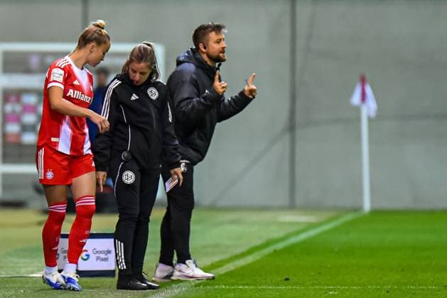 Giulia Gwinn 7 FC Bayern is substituted after her injury time in the Google Pixel Womens Bundesliga match FC Bayern Munich SC Freiburg on 23 09 2025 Munich FC Bayern Campus Bayern Germany