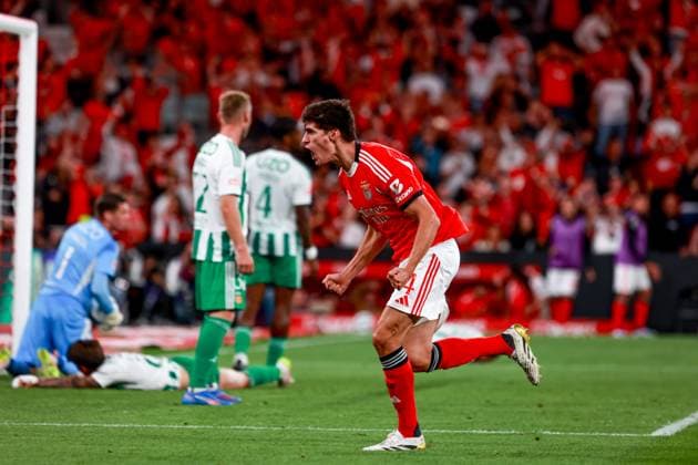 Antonio Silva of SL Benfica celebrates after scoring a goal during the Primeira Liga match between SL Benfica and Rio Ave FC at Estadio da Luz on September 23, 2025 in Lisbon, Portugal. Liga Portugal Betclic - SL Benfica vs Rio Ave FC (Valter Gouveia SPP)  Copyright: xValterxGouveia SPPx spp-en-VaGo-VG_L2332