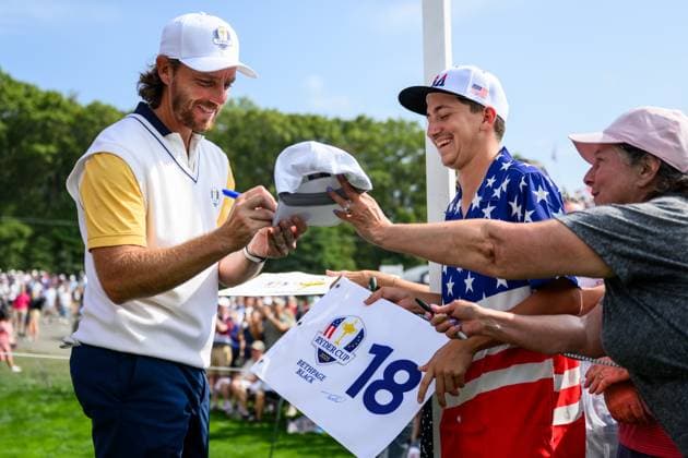 250923 Tommy Fleetwood of Team Europe with fans during a practice round on day 3 of the Ryder Cup on September 23, 2025 in New York Photo Jesper Zerman BILDBYRAN kod JZ JZ0614 golf ryder cup usa europe bbeng publik  Copyright: JESPERxZERMAN BB250923JZ076