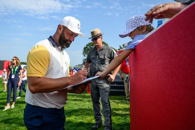 250923 Jon Rahm of Team Europe with fans during a practice round on day 3 of the Ryder Cup on September 23, 2025 in New York Photo Jesper Zerman BILDBYRAN kod JZ JZ0614 golf ryder cup usa europe bbeng publik  Copyright: JESPERxZERMAN BB250923JZ084