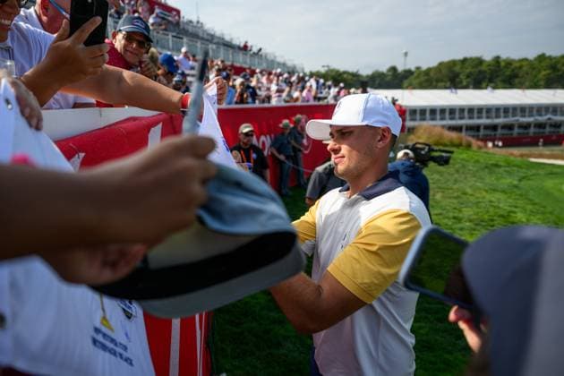 250923 Ludvig Aberg of Team Europe with fans during a practice round on day 3 of the Ryder Cup on September 23, 2025 in New York Photo Jesper Zerman BILDBYRAN kod JZ JZ0614 golf ryder cup usa europe bbeng  Copyright: JESPERxZERMAN BB250923JZ085