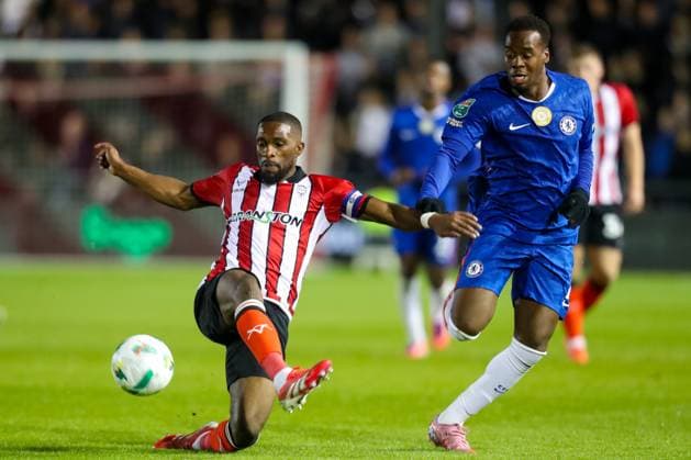 Lincoln City FC v Chelsea FC, Carabao Cup Tendayi Darikwa Of Lincoln City battles with Jamie Gittens Of Chelsea during the Lincoln City FC v Chelsea FC Carabao Cup Round 3 match at the LNER Stadium, Lincoln, England, United Kingdom on 23 September 2025 Credit: Lee Keuneke Every Second Media Editorial use only. All images are copyright Every Second Media Limited. No images may be reproduced without prior permission. All rights reserved. Premier League and Football League images are subject to licensing agreements with Football DataCo Limited. see https: www.football-dataco.com Copyright: xIMAGO EveryxSecondxMediax ESM-1594-0064 LeexKeunekex xEveryxSecondxMediax