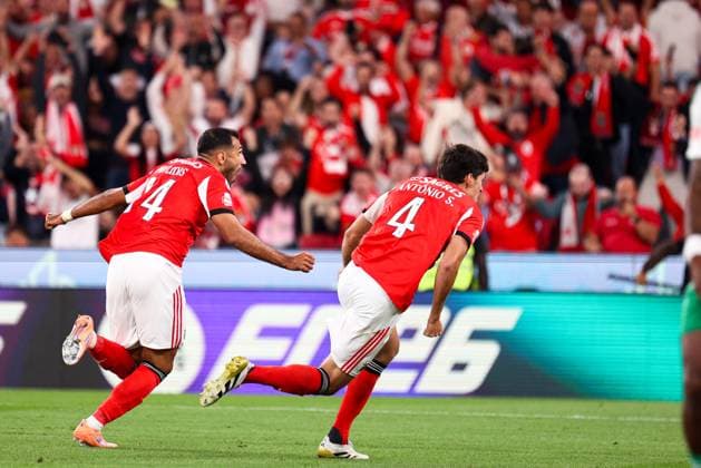 SL Benfica v Rio Ave FC - Liga Portugal BetClic 2025 2026 Defesa central portugues do SL Benfica Antonio Silva 4 e Ponta de lanca grego do SL Benfica Vangelis Pavlidis 14 celebram golo (mais tarde anulado) durante a partida entre SL Benfica v Rio Ave FC, valida pela Liga Portugal BetClic 2025 2026 no Estadio Jose Alvalade, Portugal (Foto de Diogo Faria Reis Avant Sports) Lisboa Estadio da Luz Portugal Copyright: xDiogoxFariaxReis AvantxSportsx