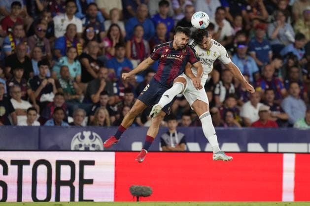 Levante UD v Real Madrid CF - LaLiga EA Sports VALENCIA, SPAIN - SEPTEMBER 23:Diego Pampin left-back of Levante and Spain and Raul Asencio centre-back of Real Madrid and Spain compete for the ball during the LaLiga EA Sports match between Levante UD and Real Madrid CF at Ciutat de Valencia on September 23, 2025 in Valencia, Spain. Jose Hernandez Anadolu Valencia Spain. Editorial use only. Please get in touch for any other usage.  Copyright: x2025xAnadoluxJosexHernandezx