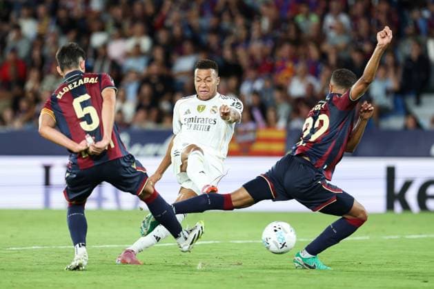 September 23, 2025, Valencia, Valencia, SPAIN: Unai Elgezabal of Levante UD, Kylian Mbappe of Real Madrid CF and Jeremy Toljan of Levante UD in action during the Spanish League, LaLiga EA Sports, football match played between Levante UD and Real Madrid at Ciudad de Valencia stadium on September 23, 2025, in Valencia, Spain. Valencia SPAIN - ZUMAa181 20250923_zaa_a181_396 Copyright: xIrinaxR.xHipolitox