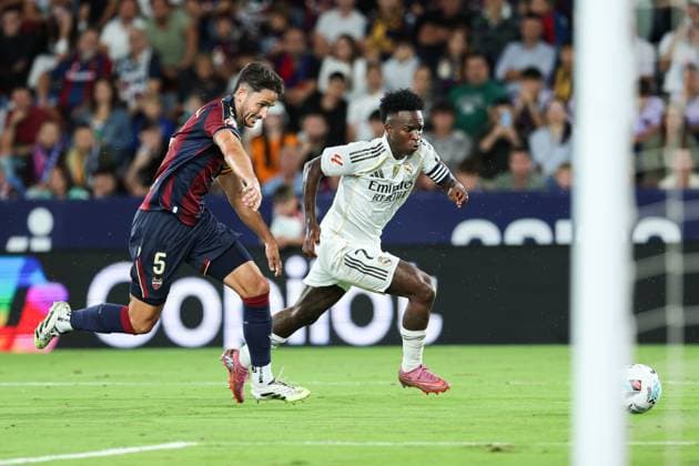 September 23, 2025, Valencia, Valencia, SPAIN: Unai Elgezabal of Levante UD and Vinicius Junior of Real Madrid CF in action during the Spanish League, LaLiga EA Sports, football match played between Levante UD and Real Madrid at Ciudad de Valencia stadium on September 23, 2025, in Valencia, Spain. Valencia SPAIN - ZUMAa181 20250923_zaa_a181_400 Copyright: xIrinaxR.xHipolitox