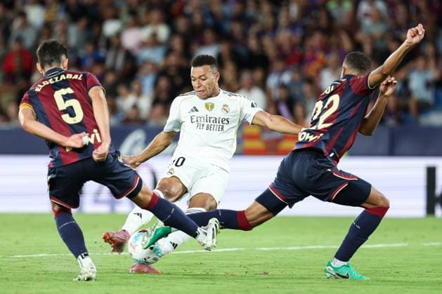 September 23, 2025, Valencia, Valencia, SPAIN: Unai Elgezabal of Levante UD, Kylian Mbappe of Real Madrid CF and Jeremy Toljan of Levante UD in action during the Spanish League, LaLiga EA Sports, football match played between Levante UD and Real Madrid at Ciudad de Valencia stadium on September 23, 2025, in Valencia, Spain. Valencia SPAIN - ZUMAa181 20250923_zaa_a181_403 Copyright: xIrinaxR.xHipolitox