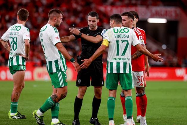 Estadio da Luz Referee Sergio Guelho with Nicolas Otamendi of SL Benfica and Marious Vrousai of Rio Ave FC during the Primeira Liga match between SL Benfica and Rio Ave FC at Estadio da Luz on September 23, 2025 in Lisbon, Portugal. Liga Portugal Betclic - SL Benfica vs Rio Ave FC (Valter Gouveia SPP)  Copyright: xValterxGouveia SPPx spp-en-VaGo-VG_L2163