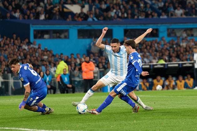 Fußball, Copa Libertadores, Racing Club de Avellaneda - Velez Sarsfield Adrian Martinez of Racing Club fights for the ball during the Copa Libertadores quarterfinal second leg between Racing and Velez at Estadio Presidente Peron in Buenos Aires, Argentina (Photo by Camilla Stolen, Imago) Buenos Aires Argentina Copyright: xCamillaxStolenx L1066907