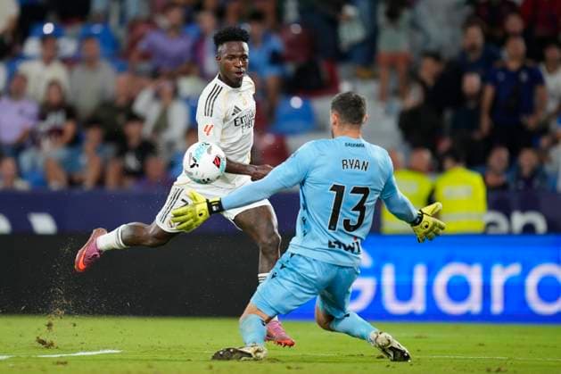 Levante UD v Real Madrid CF - LaLiga EA Sports Vinicius Junior left winger of Real Madrid and Brazil shooting to goal during the LaLiga EA Sports match between Levante UD and Real Madrid CF at Ciutat de Valencia on September 23, 2025 in Valencia, Spain. Valencia Spain  Copyright: xJosexBretonx originalFilename:bretonhernandez-levanteu250923_np0zo.jpg