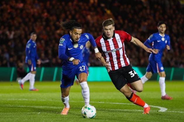 Lincoln City FC v Chelsea FC, Carabao Cup Malo Gusto Of Chelsea battles with Freddie Draper Of Lincoln City during the Lincoln City FC v Chelsea FC Carabao Cup Round 3 match at the LNER Stadium, Lincoln, England, United Kingdom on 23 September 2025 Credit: Lee Keuneke Every Second Media Editorial use only. All images are copyright Every Second Media Limited. No images may be reproduced without prior permission. All rights reserved. Premier League and Football League images are subject to licensing agreements with Football DataCo Limited. see https: www.football-dataco.com Copyright: xIMAGO EveryxSecondxMediax ESM-1594-0108 LeexKeunekex xEveryxSecondxMediax