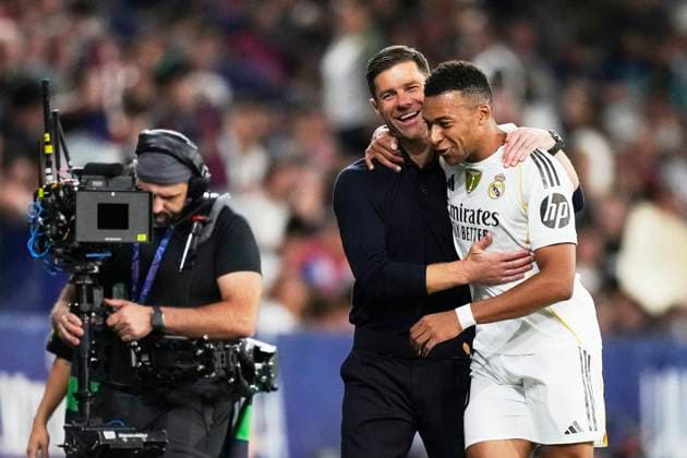 Levante UD v Real Madrid CF - LaLiga EA Sports Kylian Mbappe centre-forward of Real Madrid and France is replaced and greets to Xabi Alonso head coach of Real Madrid during the LaLiga EA Sports match between Levante UD and Real Madrid CF at Ciutat de Valencia on September 23, 2025 in Valencia, Spain. Valencia Spain  Copyright: xJosexBretonx originalFilename:bretonhernandez-levanteu250923_npBJG.jpg