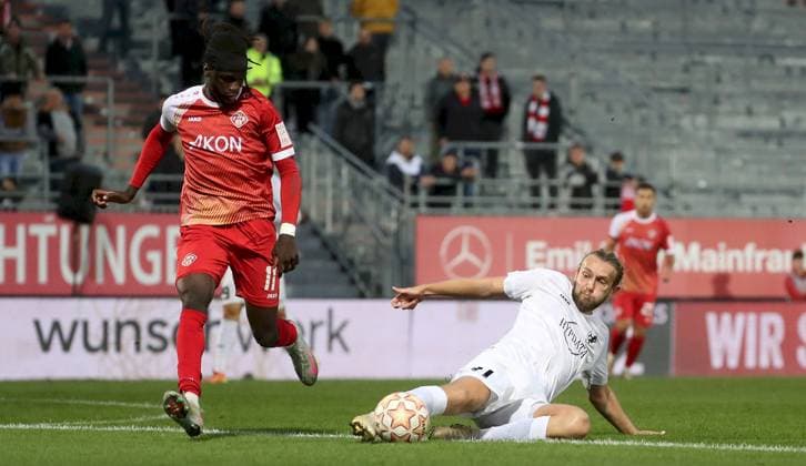 23 09 2025, xfsx, Men, Soccer, Season 2025 2026, Regionalliga Bayern, 10 Matchday FC Wuerzburger Kickers TSV Schwaben Augsburg v li Cherif Cisse FC Wuerzburger Kickers , Rasmus Fackler Stamm TSV Schwaben Augsburg Wuerzburg AKON ARENA Bayern Germany