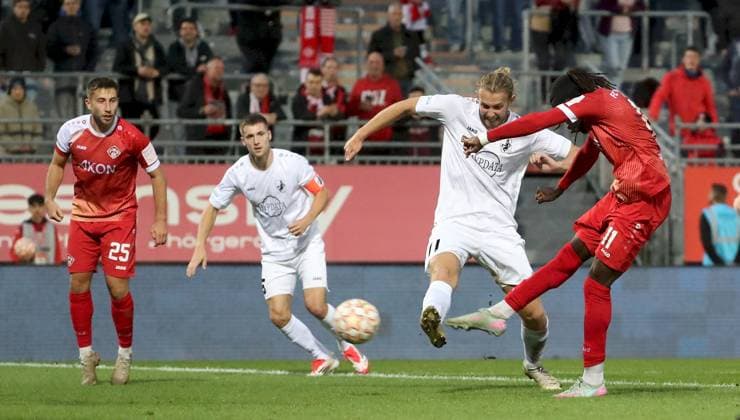 23 09 2025, xfsx, Men, Soccer, Season 2025 2026, Regionalliga Bayern, 10 Matchday FC Wuerzburger Kickers TSV Schwaben Augsburg v li Dominik Meisel FC Wuerzburger Kickers , Dennis Ruisinger TSV Schwaben Augsburg , Rasmus Fackler Stamm TSV Schwaben Augsburg , Cherif Cisse FC Wuerzburger Kickers Wuerzburg AKON ARENA Bayern Germany