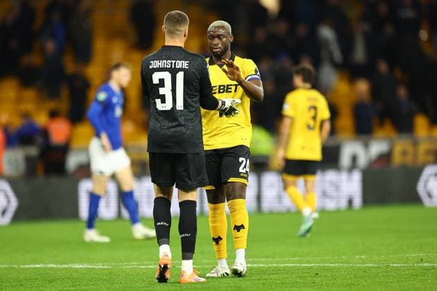 Toti Gomes of Wolverhampton Wanderers and Sam Johnstone of Wolverhampton Wanderers Wolverhampton Wanderers v Everton, EFL Carabao Cup, Third Round, Football, Molineux, Wolverhampton, UK - 23 Sep 2025Wolverhampton Molineux United Kingdom EDITORIAL USE ONLY No use with unauthorised audio, video, data, fixture lists, club league logos or live services. Online in-match use limited to 120 images, no video emulation. No use in betting, games or single club league player publications. Copyright: xMichaelxZemanek Shutterstockx 15498462ce