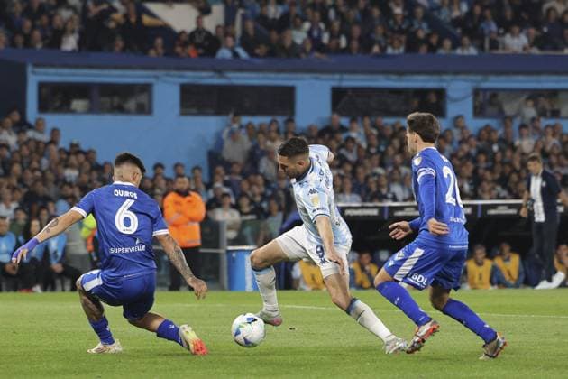 Fußball, Copa Libertadores, Racing Club de Avellaneda - Velez Sarsfield BUENOS AIRES, ARGENTINA - SEPTEMBER 23: Adrián Emmanuel Martínez of Racing Club in action during the 2025 CONMEBOL Copa Libertadores match between Racing Club and Velez Sarsfield at Estadio Presidente Perón on September 23, 2025 in Buenos Aires, Argentina. (Photo by Marco Buenavista Sports Press Photo)  Copyright: xMarcoxBuenavistax Sportspressphoto_SPR30900