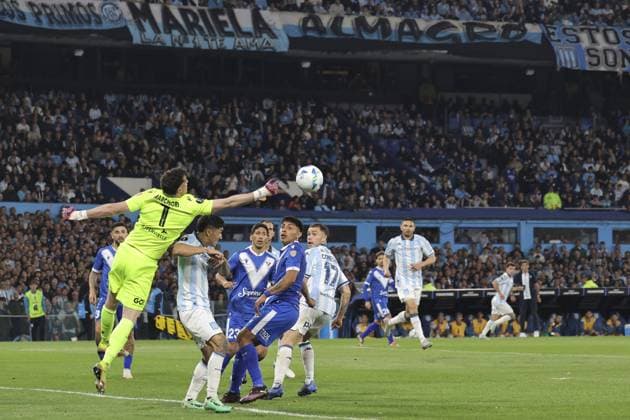 Fußball, Copa Libertadores, Racing Club de Avellaneda - Velez Sarsfield BUENOS AIRES, ARGENTINA - SEPTEMBER 23: Tomás Marchiori of Velez Sarsfield makes save during the 2025 CONMEBOL Copa Libertadores match between Racing Club and Velez Sarsfield at Estadio Presidente Perón on September 23, 2025 in Buenos Aires, Argentina. (Photo by Marco Buenavista Sports Press Photo)  Copyright: xMarcoxBuenavistax Sportspressphoto_SPR30902