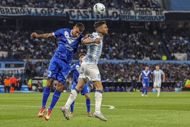 Fußball, Copa Libertadores, Racing Club de Avellaneda - Velez Sarsfield BUENOS AIRES, ARGENTINA - SEPTEMBER 23: Emanuel Mammana of Velez Sarsfield and Adrián Emmanuel Martínez of Racing Club fight for possession during the 2025 CONMEBOL Copa Libertadores match between Racing Club and Velez Sarsfield at Estadio Presidente Perón on September 23, 2025 in Buenos Aires, Argentina. (Photo by Marco Buenavista Sports Press Photo)  Copyright: xMarcoxBuenavistax Sportspressphoto_SPR30912