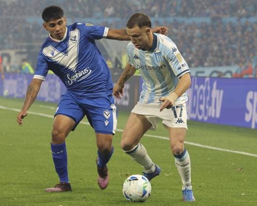 Fußball, Copa Libertadores, Racing Club de Avellaneda - Velez Sarsfield BUENOS AIRES, ARGENTINA - SEPTEMBER 23: Agustín Lagos of Velez Sarsfield and Tomás Conechny of Racing Club fight for possession during the 2025 CONMEBOL Copa Libertadores match between Racing Club and Velez Sarsfield at Estadio Presidente Perón on September 23, 2025 in Buenos Aires, Argentina. (Photo by Marco Buenavista Sports Press Photo)  Copyright: xMarcoxBuenavistax Sportspressphoto_SPR30927