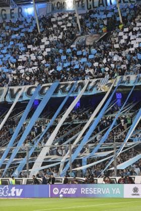 Fußball, Copa Libertadores, Racing Club de Avellaneda - Velez Sarsfield BUENOS AIRES, ARGENTINA - SEPTEMBER 23: Racing fans during the 2025 CONMEBOL Copa Libertadores match between Racing Club and Velez Sarsfield at Estadio Presidente Perón on September 23, 2025 in Buenos Aires, Argentina. (Photo by Marco Buenavista Sports Press Photo)  Copyright: xMarcoxBuenavistax Sportspressphoto_SPR30929