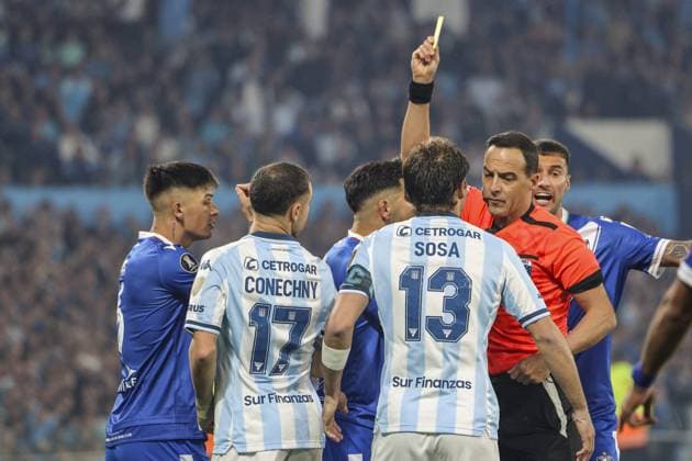 Fußball, Copa Libertadores, Racing Club de Avellaneda - Velez Sarsfield BUENOS AIRES, ARGENTINA - SEPTEMBER 23: Referee, Esteban Ostojich shows yellow card during the 2025 CONMEBOL Copa Libertadores match between Racing Club and Velez Sarsfield at Estadio Presidente Perón on September 23, 2025 in Buenos Aires, Argentina. (Photo by Marco Buenavista Sports Press Photo)  Copyright: xMarcoxBuenavistax Sportspressphoto_SPR30930