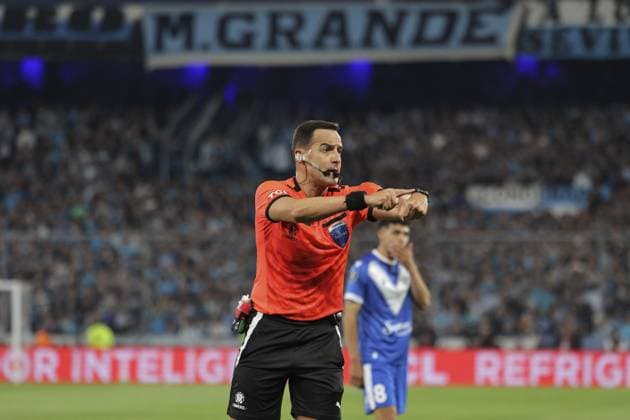 Fußball, Copa Libertadores, Racing Club de Avellaneda - Velez Sarsfield BUENOS AIRES, ARGENTINA - SEPTEMBER 23: Referee, Esteban Ostojich gestures during the 2025 CONMEBOL Copa Libertadores match between Racing Club and Velez Sarsfield at Estadio Presidente Perón on September 23, 2025 in Buenos Aires, Argentina. (Photo by Marco Buenavista Sports Press Photo)  Copyright: xMarcoxBuenavistax Sportspressphoto_SPR30935