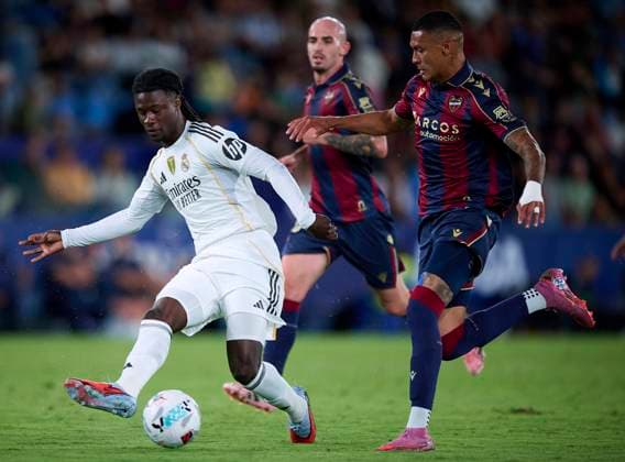 (250924) -- VALENCIA, Sept. 24, 2025 -- Eduardo Camavinga (L) of Real Madrid vies with Kervin Arriaga (R) of Levante UD during the La liga football match between Real Madrid and Levante UD, in Valencia, Spain, on Sept. 23, 2025. Stinger) (SP)SPAIN-VALENCIA-FOOTBALL-LALIGA-REAL MADRID VS LEVANTE PabloxMorano 