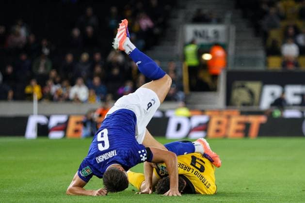 James Tarkowski (6 Everton) falls on Jorgen Strand Larsen (9 Wolves) during the Carabao Cup football match between Wolverhampton Wanderers and Everton at Molineux stadium in Wolverhampton, England  Copyright: xNataliexMincher SPPx Sportspressphoto_SPR30984