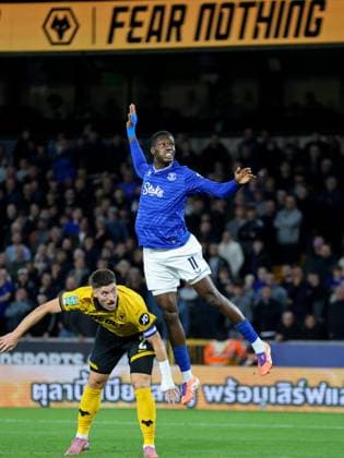 Thierno Barry (11 Everton) jumps for the ball during the Carabao Cup football match between Wolverhampton Wanderers and Everton at Molineux stadium in Wolverhampton, England  Copyright: xNataliexMincher SPPx Sportspressphoto_SPR30991
