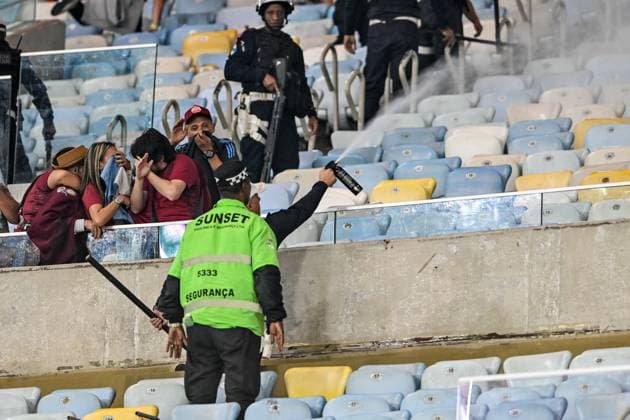 Fußball, Copa Sudamericana, Fluminense Rio de Janeiro - CA Lanus Fluminense x Lanus RIO DE JANEIRO, RJ - 23.09.2025: FLUMINENSE X LANUS - Fluminense (BRA) faces Lanus (ARG) this Tuesday (23), for the Copa Sulamericana, second leg of the quarterfinals. The teams will take to the field at the Maracana pitch at 9:30 pm. Fight in the Lanus fans, pepper spray (Photo: Celso Pupo Fotoarena) x2812258x  CelsoxPupo