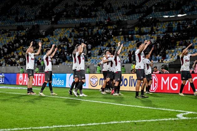 Fußball, Copa Sudamericana, Fluminense Rio de Janeiro - CA Lanus Fluminense x Lanus RIO DE JANEIRO, RJ - 23.09.2025: FLUMINENSE X LANUS - Fluminense (BRA) faces Lanus (ARG) this Tuesday (23), for the Copa Sulamericana, second leg of the quarterfinals. The teams will take to the field at Maracana at 9:30 pm. Lanus players celebrate their qualification (Photo: Celso Pupo Fotoarena) x2812282x  CelsoxPupo