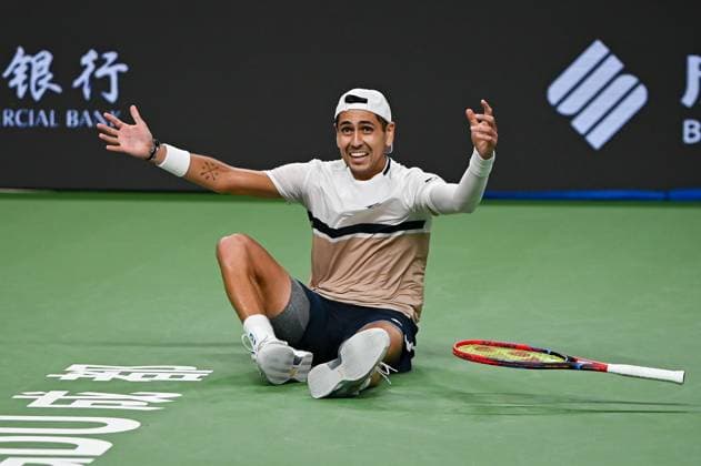 CHENGDU, CHINA - SEPTEMBER 23: Alejandro Tabilo of Chile celebrates after winning the Men s Singles final match against Lorenzo Musetti of Italy on Day 8 of 2025 ATP, Tennis Herren Chengdu Open at Sichuan International Tennis Centre on September 23, 2025 in Chengdu, Sichuan Province of China.  Copyright: xVCGx 111592815162