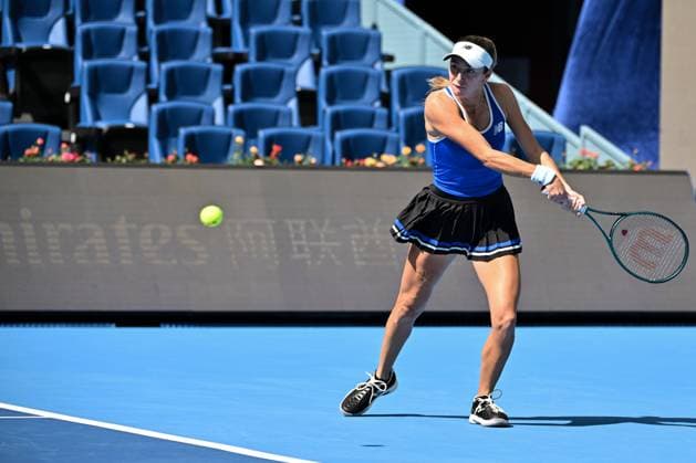 (250924) -- BEIJING, Sept. 24, 2025 -- McCartney Kessler returns a shot during the women s singles first round match between Shi Han of China and McCartney Kessler of the United States at 2025 China Open tennis tournament in Beijing, China, Sept. 24, 2025. ) (SP)CHINA-BEIJING-TENNIS-CHINA OPEN-WOMEN S SINGLES-FIRST ROUND (CN) XinxMengchen 
