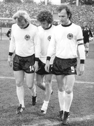 Fussballweltmeisterschaft in Deutschland Deutschland - DDR 0:1 U.B.z. v.l. Uli Hoeness, Paul Breitner und Franz Beckenbauer mit enttaeuschten Gesichtern. 22.06.1974 in - Deutschland *** Football World Cup in Germany Germany GDR 0 1 u B Z v l Uli Hoeness, Paul Breitner and Franz Beckenbauer with disappointed Faces 22 06 1974 in Germany
