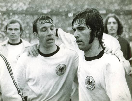 Fussballeuropameisterschaft Viertelfinale Deutschland - England 0:0 U.B.z. v.l. Uli Hoeness, Dieter Hoettges und Gerd Mueller. 13.05.1972 in Berlin (Olympiastadion) - Deutschland *** European Football Championship Quarter-finals Germany England 0 0 u B Z v l Uli Hoeness, Dieter HOETTGES and Gerd Mueller 13 05 1972 in Berlin Olympic Stadium Germany