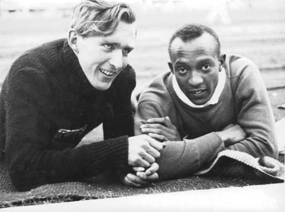 Olympische Spiele 1936 in Berlin Leichtathletik Weitsprung U.B.z. v.l. Lutz Long (Deutschland), den Silbermedaillengewinner im Weitsprung, und Jesse Owens (USA), den Olympiasieger 1936 in Berlin (Olympiastadion) - Deutschland !ACHTUNG AUFNAHMEDATUM GESCHÄTZT! *** Olympic Games 1936 in Berlin Athletics Long jump u B Z v l Lutz Long Germany , the Silver medal winners in Long jump, and Jesse Owens USA , the Olympic medalists 1936 in Berlin Olympic Stadium Germany ATTENTION date estimated !ACHTUNG AUFNAHMEDATUM GESCHÄTZT!